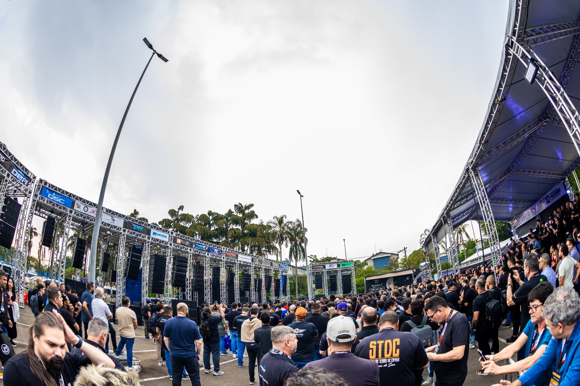 Arena lotada durante demonstração de sistemas de áudio