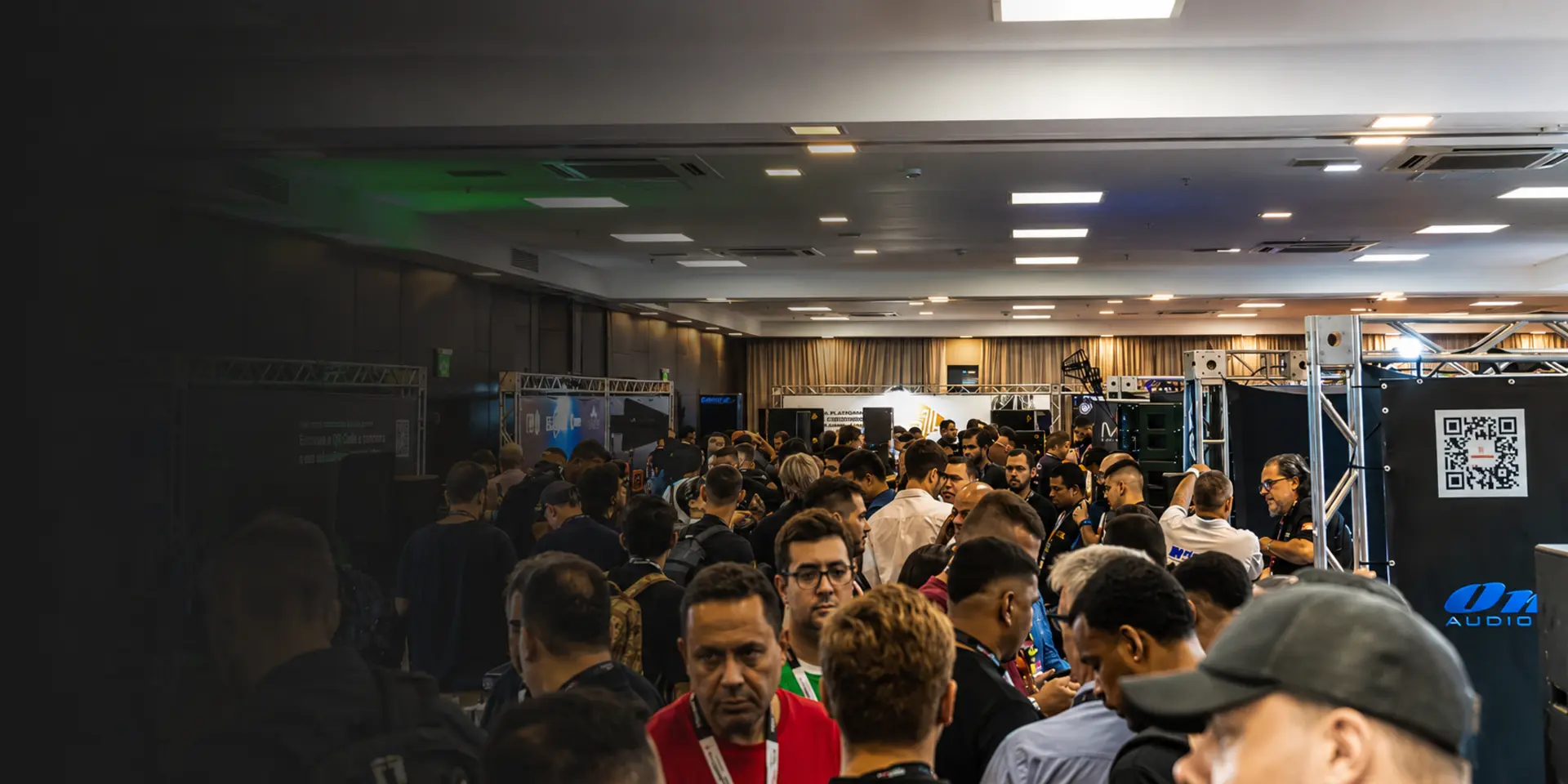 Público circulando entre estandes na montagem oficial da SemanÁudio