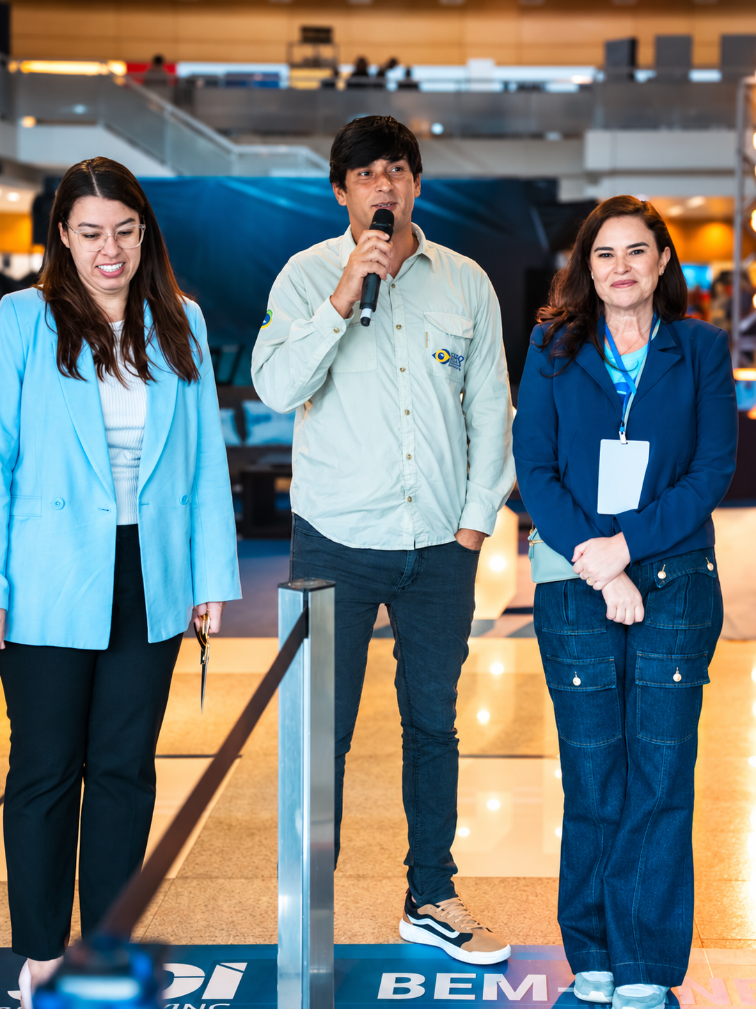 Equipe da Plantar no atendimento a expositores durante a montagem oficial
