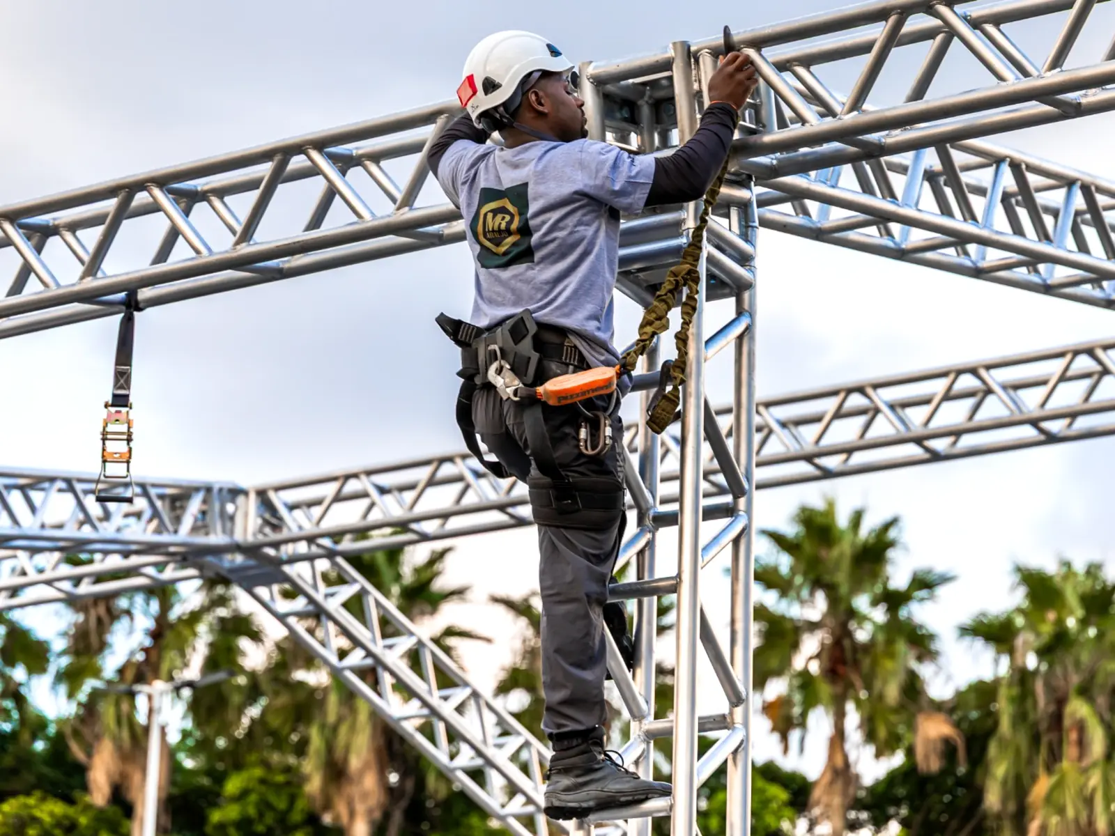 Montagem de estrutura metálica em projeto de infraestrutura da Plantar Eventos