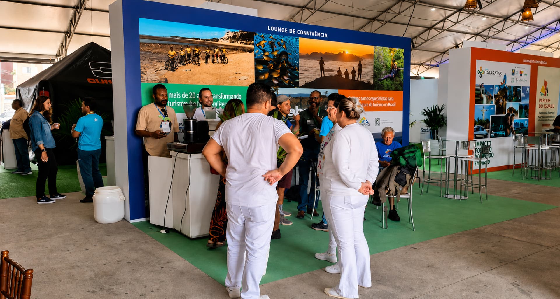 Circulação dos participantes na área de exposição do ABETA Summit