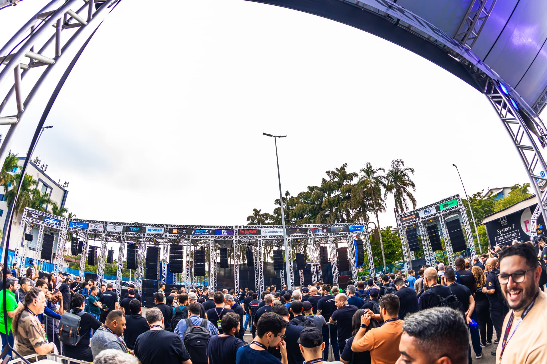 Vista ampla da arena de demonstração com pórticos de box truss