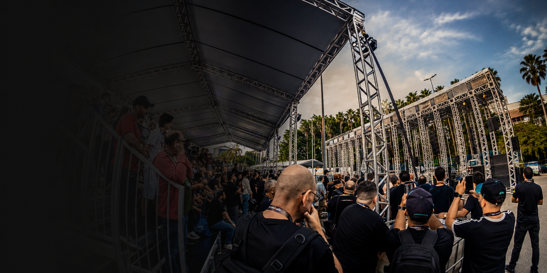 Estrutura metálica e arquibancada montadas pela Plantar Eventos em evento ao ar livre